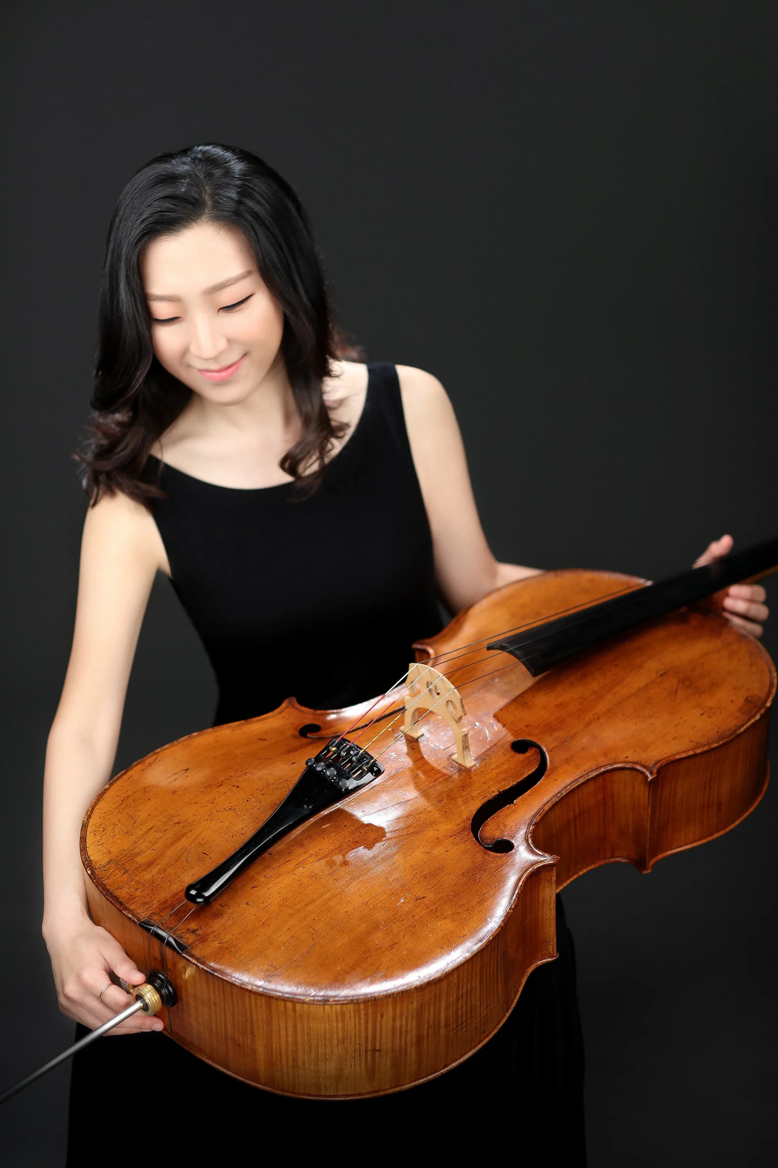 Elizabeth Lee performance portrait with cello